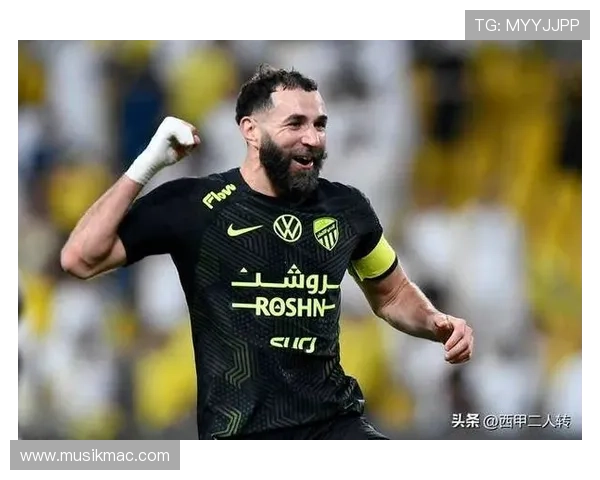 本泽马从二前锋到单箭头的战术角色演变分析