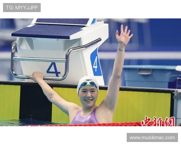 叶诗文比赛后直接躺沙发，手里还握着奶茶，这画面我服